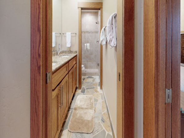 Three Bedroom Vacation Condo Sleeps 7 Walk to Ski Lift