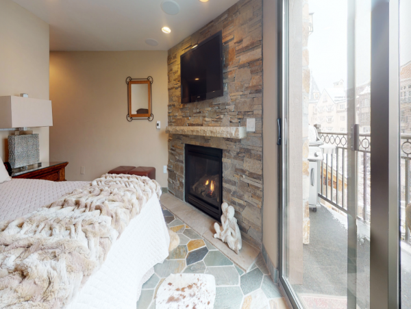 Three Bedroom Vacation Condo Sleeps 7 Walk to Ski Lift