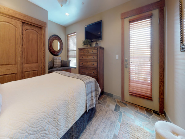 Three Bedroom Vacation Condo Sleeps 7 Walk to Ski Lift