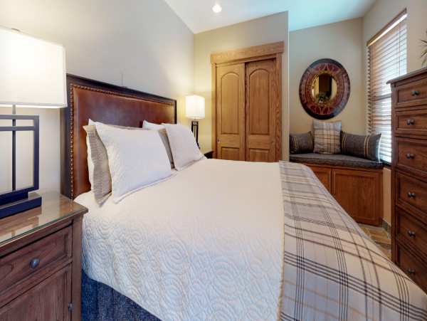 Three Bedroom Vacation Condo Sleeps 7 Walk to Ski Lift