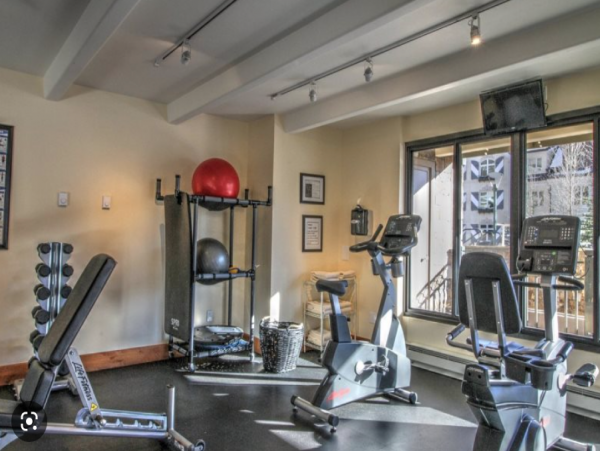 Three Bedroom Vacation Condo Sleeps 7 Walk to Ski Lift