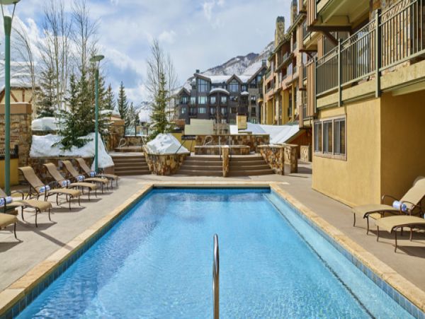 Three Bedroom Vacation Condo Sleeps 7 Walk to Ski Lift
