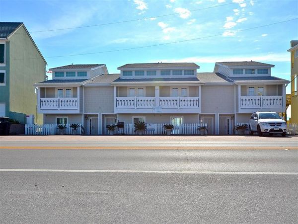 Beautiful  2 Bedroom Town Home on The Beach