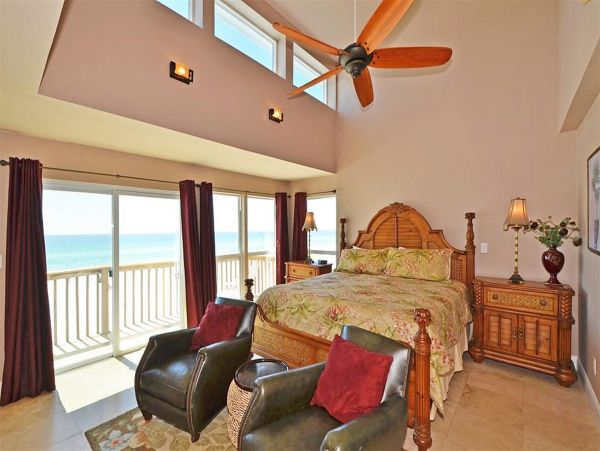 Beautiful  2 Bedroom Town Home on The Beach