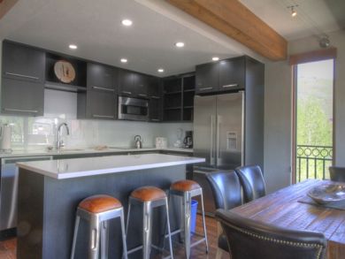 Lionshead Village Luxury 2 Bedroom Ski Condo Walk to Gondola