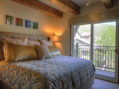 Lionshead Village Luxury 2 Bedroom Ski Condo Walk to Gondola