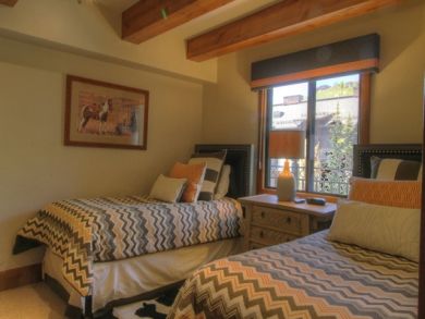 Lionshead Village Luxury 2 Bedroom Ski Condo Walk to Gondola