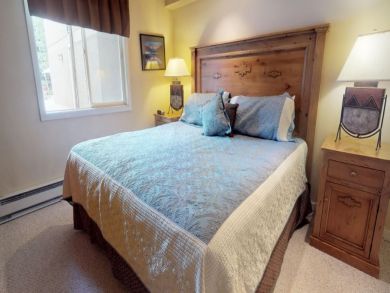 Vail Mountain View Two Bedroom Condo Walk to Lift