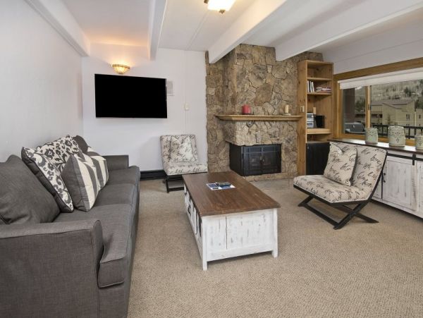 Two Bedroom Condo in Lionshead Village Walk to Lift