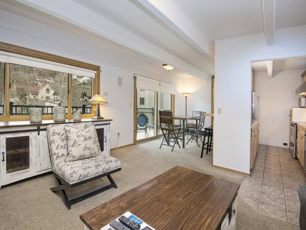 Two Bedroom Condo in Lionshead Village Walk to Lift
