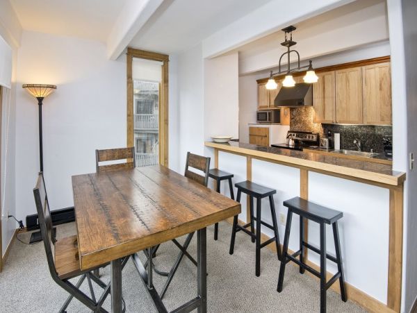 Two Bedroom Condo in Lionshead Village Walk to Lift