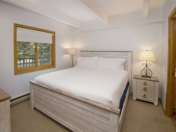 Two Bedroom Condo in Lionshead Village Walk to Lift