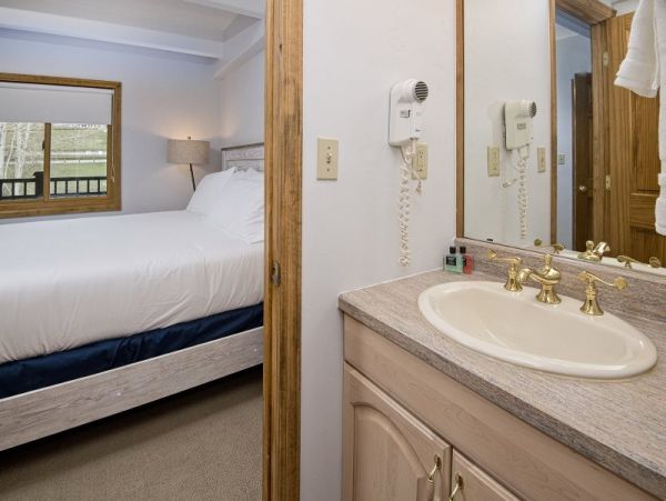 Two Bedroom Condo in Lionshead Village Walk to Lift