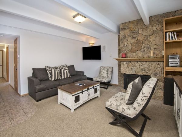 Two Bedroom Condo in Lionshead Village Walk to Lift