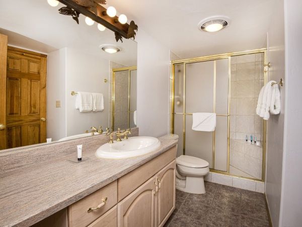 Two Bedroom Condo in Lionshead Village Walk to Lift