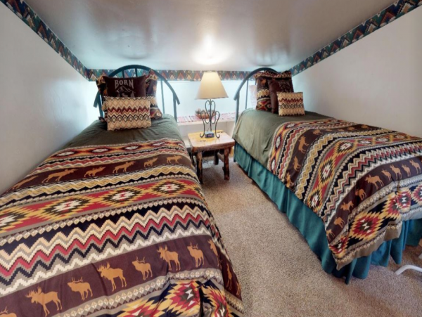 Amazing Four Bedroom Plus Loft Lionshead Ski Condo Sleeps 10