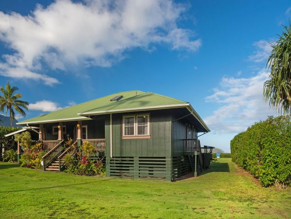 Beautiful Beachfront Home in Hanalei Ocean Views Sleeps 4
