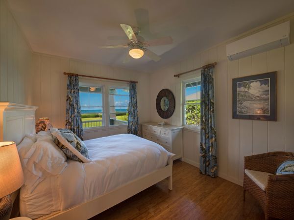 Beautiful Beachfront Home in Hanalei Ocean Views Sleeps 4