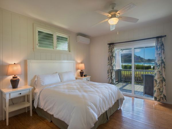 Beautiful Beachfront Home in Hanalei Ocean Views Sleeps 4