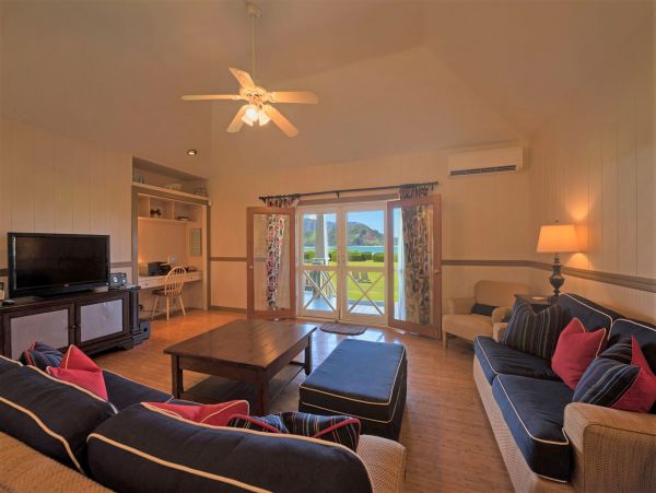 Beautiful Beachfront Home in Hanalei Ocean Views Sleeps 4