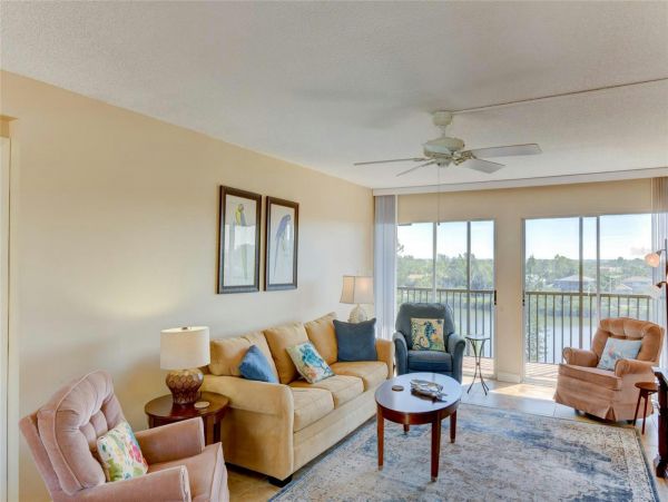 Longboat Key Beautiful 2 Bedroom Bay Front Condo