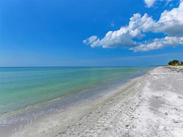 Longboat Key Beautiful 2 Bedroom Bay Front Condo