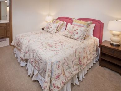 Vail Vacation Condo Sleeps Four Guests Vail Vacation Condo Sleeps Four Guests