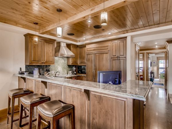 Vail Vacation Condo Sleeps Ten Guests Walk to Lift