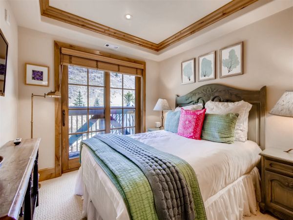 Vail Vacation Condo Sleeps Ten Guests Walk to Lift
