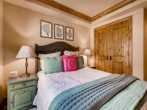 Vail Vacation Condo Sleeps Ten Guests Walk to Lift