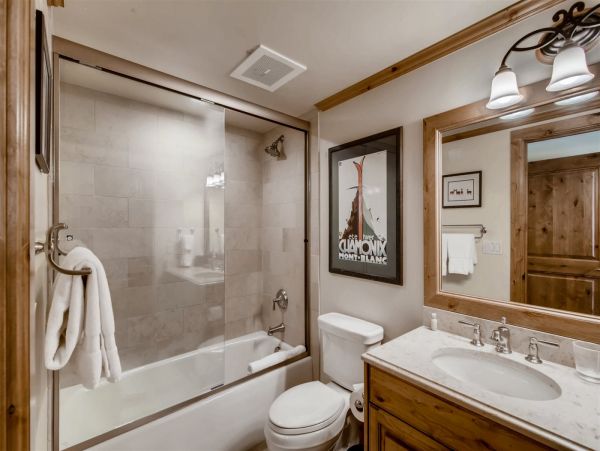 Vail Vacation Condo Sleeps Ten Guests Walk to Lift