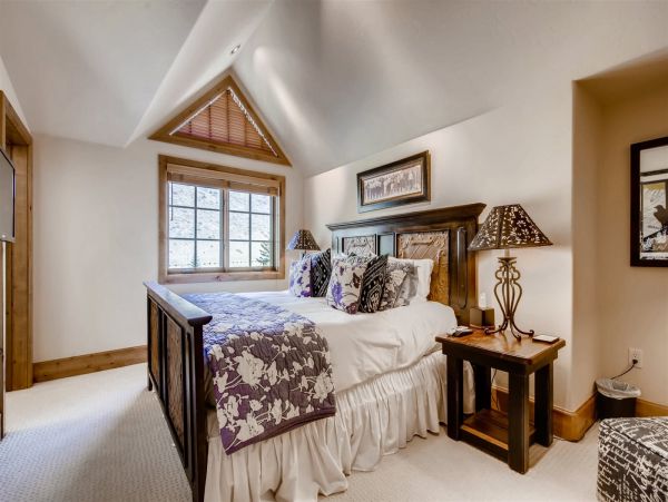Vail Vacation Condo Sleeps Ten Guests Walk to Lift