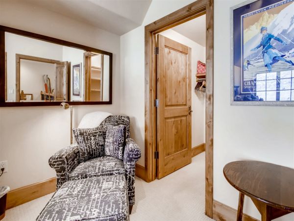 Vail Vacation Condo Sleeps Ten Guests Walk to Lift