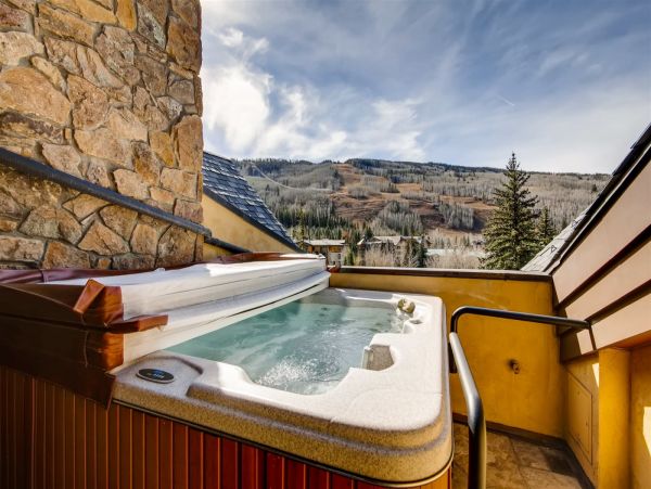 Vail Vacation Condo Sleeps Ten Guests Walk to Lift