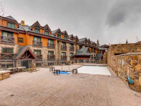 Vail Vacation Condo Sleeps Ten Guests Walk to Lift