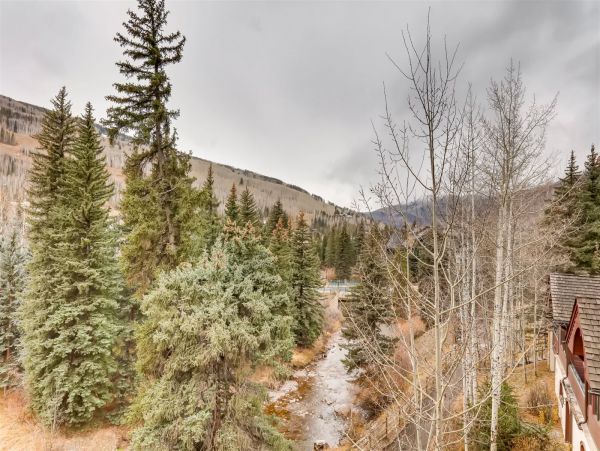 Vail Vacation Condo Sleeps Ten Guests Walk to Lift