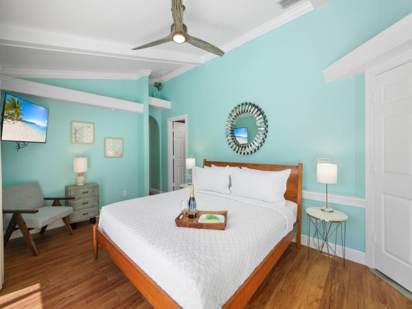 Marco Island 3 Bedroom Vacation Home with Private Caged Pool