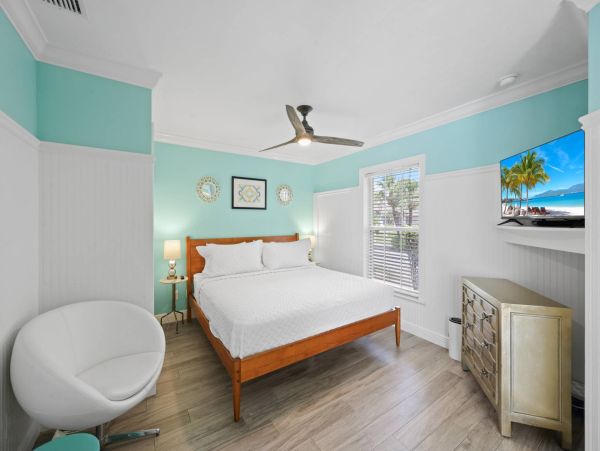 Marco Island 3 Bedroom Vacation Home with Private Caged Pool