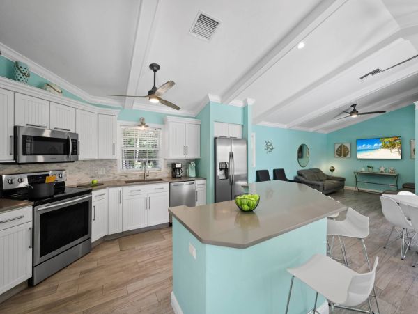 Marco Island 3 Bedroom Vacation Home with Private Caged Pool
