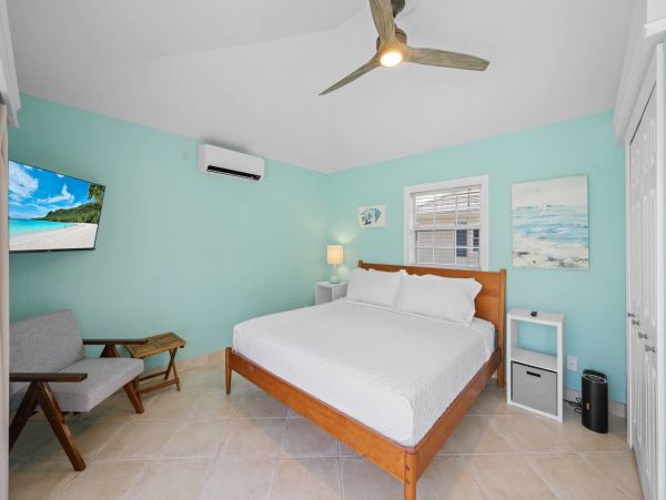 Marco Island 3 Bedroom Vacation Home with Private Caged Pool