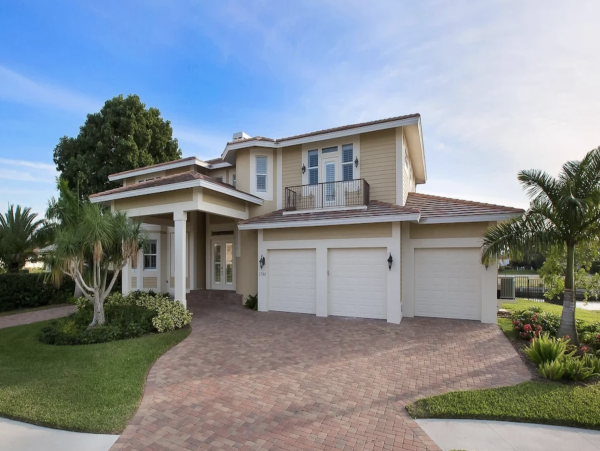 Elegant Marco Island Manor: Infinity Pool, Media Room, Bikes