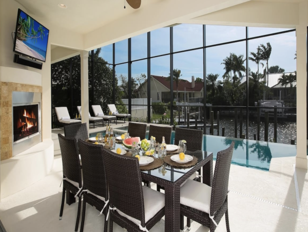 Elegant Marco Island Manor: Infinity Pool, Media Room, Bikes