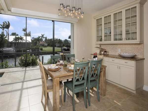 Elegant Marco Island Manor: Infinity Pool, Media Room, Bikes