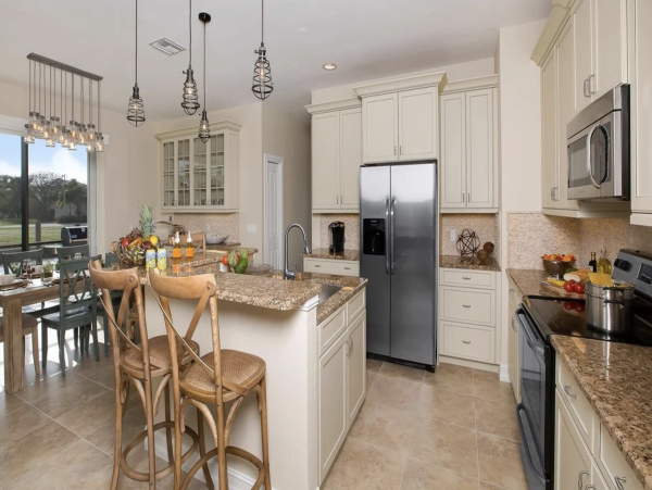 Elegant Marco Island Manor: Infinity Pool, Media Room, Bikes