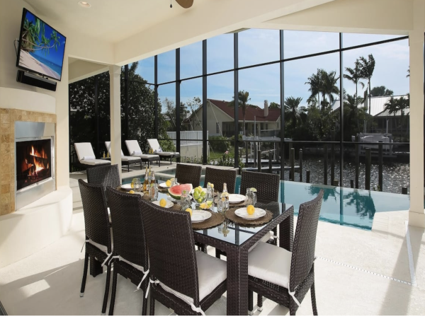 Elegant Marco Island Manor: Infinity Pool, Media Room, Bikes