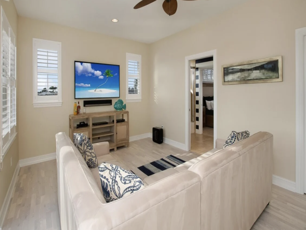 Elegant Marco Island Manor: Infinity Pool, Media Room, Bikes
