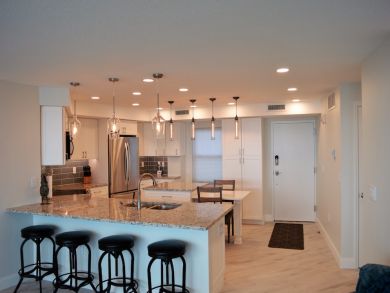 Kitchen with breakfast bar