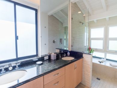 Great Value Oceanfront One Bedroom Vacation Condo in Kapalua