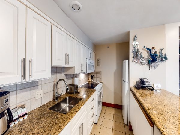 Comfortable Vacation Condo Sleeps Eight Guests in Vail