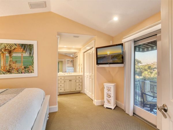 Fabulous Siesta Key Townhome Steps to the Beach